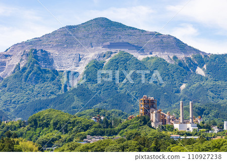 初夏的埼玉縣橫瀨町，從寺坂梯田看到的武甲山 110927238