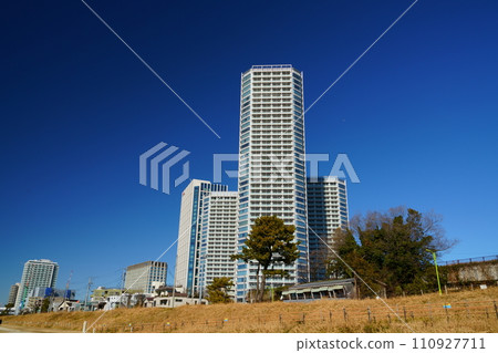 二子玉川河床、映襯藍天的高樓公寓 二子玉川河床、映襯藍天的高樓公寓 110927711
