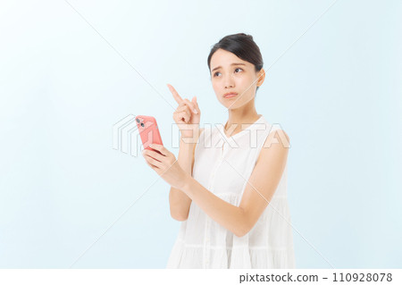 一名 30 多歲的女性，擁有智慧型手機 110928078