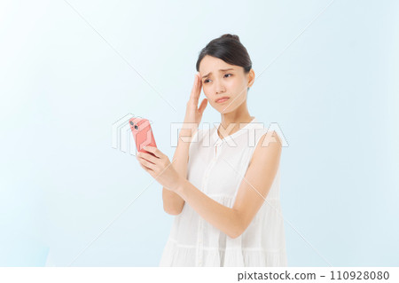 A woman in her 30s with a smartphone 110928080