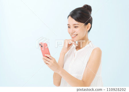 A woman in her 30s with a smartphone A woman in her 30s with a smartphone 110928202