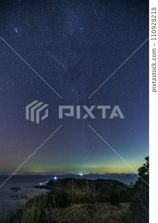 Starry sky at the 33rd parallel north latitude observation deck 110928218
