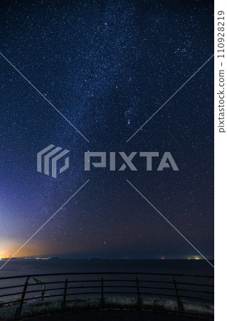 北緯33度線觀景台的星空與銀河 110928219