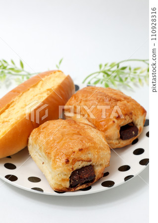 丹麥語, 巧克力, 麵包, 麵包, 蛋捲, 早餐, 派皮, 早餐, 西餐, 巧克力, 盤子 110928316