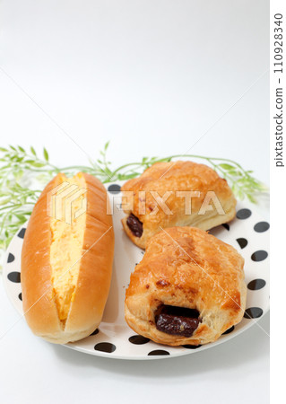 danish, chocolate, bread, bread, egg roll, breakfast, pie crust, breakfast, western food, chocolate, plate 110928340