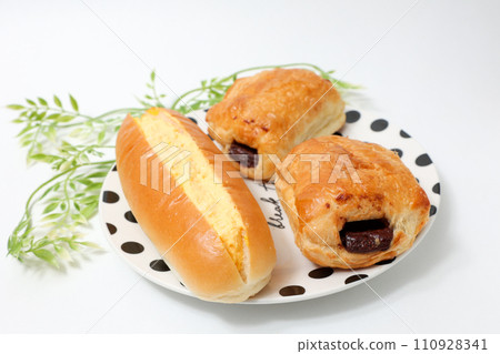 danish, chocolate, bread, bread, egg roll, breakfast, pie crust, breakfast, western food, chocolate, plate 110928341
