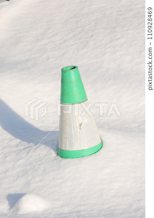 彩色錐體、三角錐體、降雪、雪、冬天、錐體、橡膠錐體、北方國家、雪國、建築工地、建築、建築材料 110928469