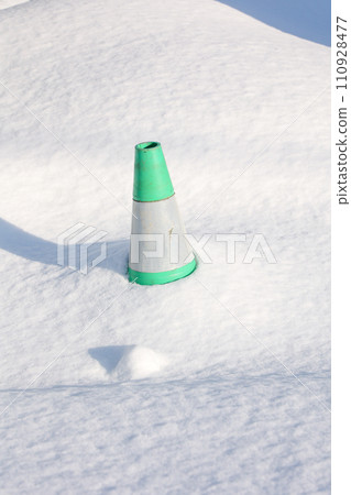 彩色錐體、三角錐體、降雪、雪、冬天、錐體、橡膠錐體、北方國家、雪國、建築工地、建築、建築材料 彩色錐體、三角錐體、降雪、雪、冬天、錐體、橡膠錐體、北方國家、雪國、建築工地、建築、建築材料 110928477