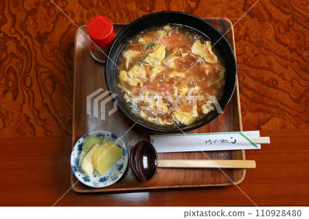 來自日本餐廳的美味厚實的雞蛋和蟹棒烏龍麵。 來自日本餐廳的美味厚實的雞蛋和蟹棒烏龍麵。 110928480
