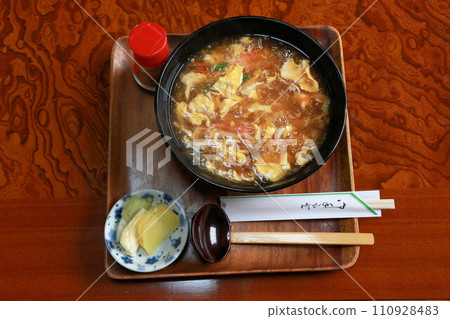 來自日本餐廳的美味厚實的雞蛋和蟹棒烏龍麵。 來自日本餐廳的美味厚實的雞蛋和蟹棒烏龍麵。 110928483