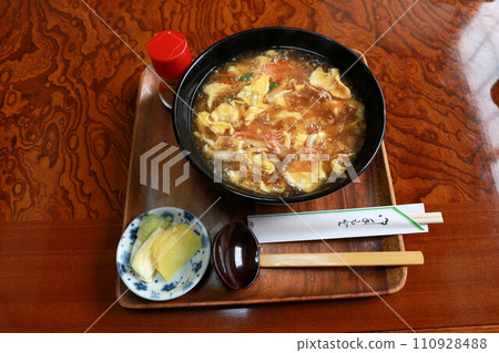 來自日本餐廳的美味厚實的雞蛋和蟹棒烏龍麵。 110928488