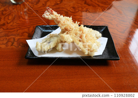 Fried shrimp, sweet potato, eggplant, and small tempura platter 110928802