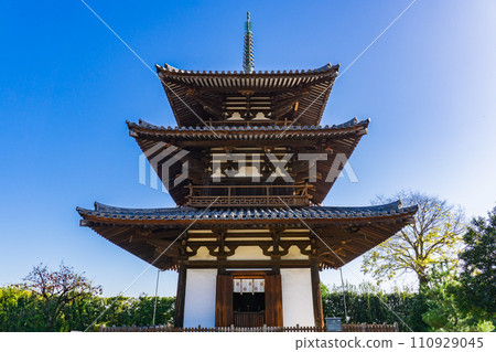 奈良縣生駒郡斑鳩町的法吉祥寺；日本最古老的三層寶塔（國寶） 110929045