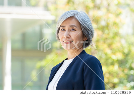 Business senior woman portrait 110929839