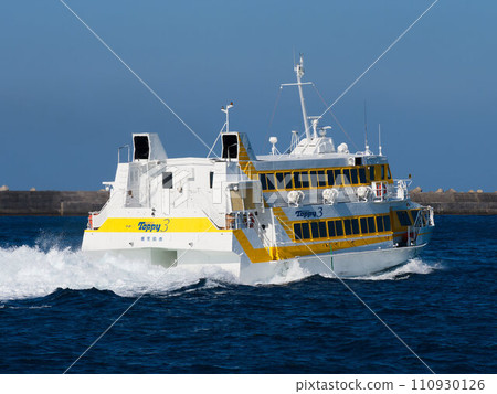 Hydrofoil Toppy 3 running on the sea Hydrofoil Toppy 3 running on the sea 110930126