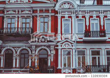the ancient architecture of the large buildings 110930304