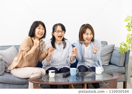 看電視、歡呼、興奮 看電視、歡呼、興奮 110930584