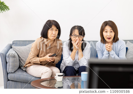 看電視、歡呼、興奮 110930586