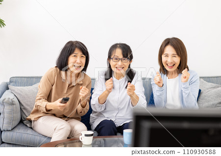 看電視、歡呼、興奮 看電視、歡呼、興奮 110930588