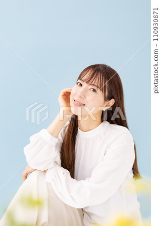 Beauty Woman Blue Back Front Bokeh 110930871