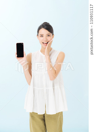 Smiling woman holding a smartphone 110931117