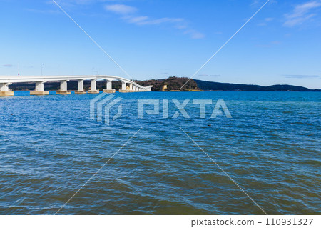 能登半島 - 冬季七尾灣和能登島大橋的壯麗景色 110931327