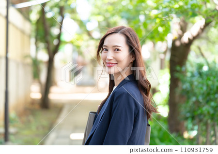 轉身穿西裝的女人 110931759