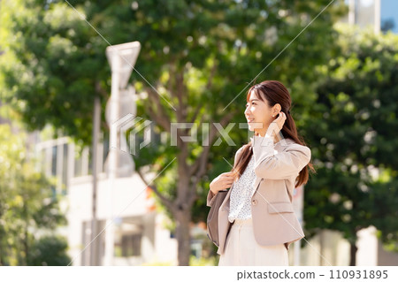 行走的女商人 行走的女商人 110931895