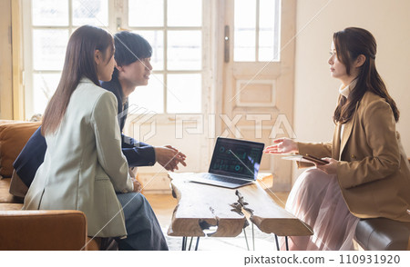A woman having a meeting 110931920