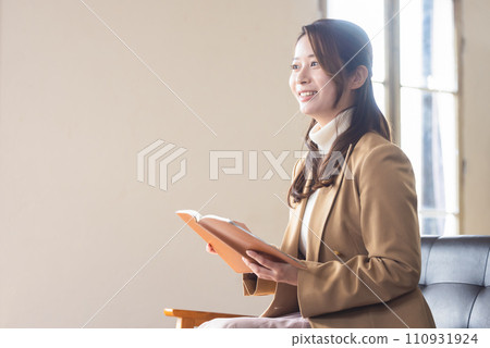 有筆記本的女商人 110931924