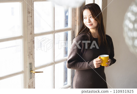 站在窗邊的女人 110931925