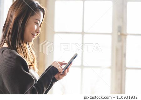 觀看智能手機的婦女 110931932