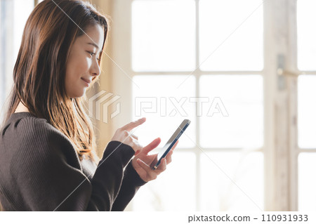 觀看智能手機的婦女 110931933