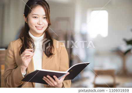 Smiling business woman 110931939