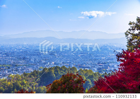 京都高雄大道的秋葉(11 月,晴天) 京都高雄大道的秋葉(11 月,晴天) 110932133