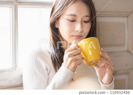 一個女人喝熱飲料 110932498