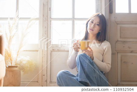 在窗口的婦女飲用的咖啡 110932504