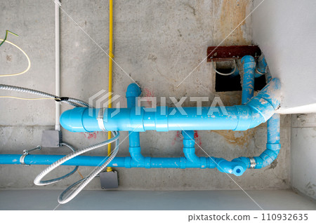 The water pipe system, wastewater pipes and electrical wiring are neatly installed under the ceiling. 110932635