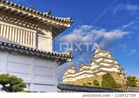 國寶姬路城黃昏、大城堡塔樓和菱形門，兵庫縣姬路市 110932789