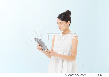 一個操作平板電腦的女人 110933736
