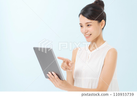 一個操作平板電腦的女人 110933739