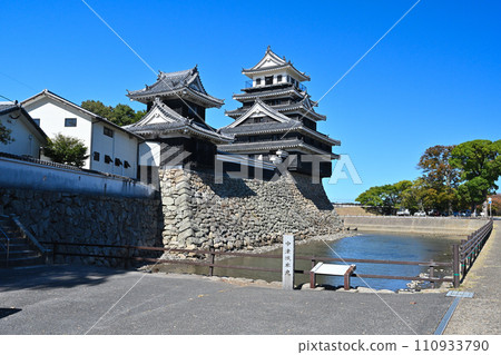藍天和豐前「中津城」的天守閣、大滿城、護城河和石牆 110933790