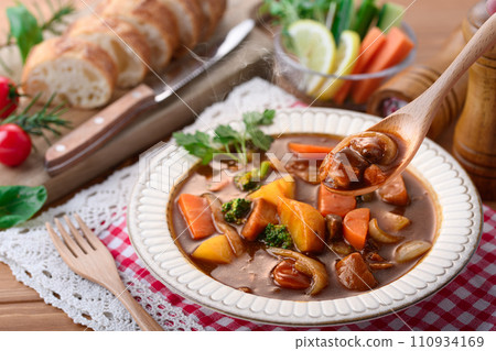 Beef stew with plenty of vegetables 110934169
