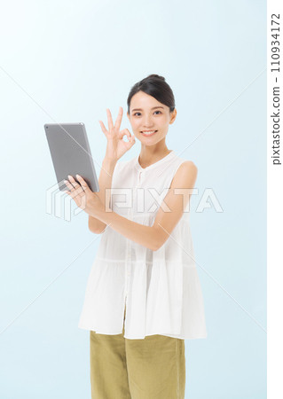 一個操作平板電腦的女人 110934172