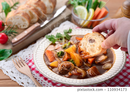 Beef stew with plenty of vegetables 110934173
