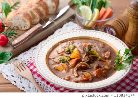 燉牛肉配上大量的蔬菜 燉牛肉配上大量的蔬菜 110934174