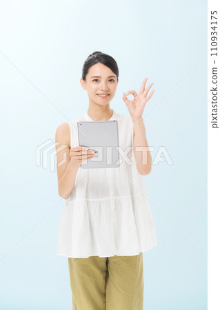 一個操作平板電腦的女人 一個操作平板電腦的女人 110934175