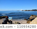 A man drawing a landscape painting with Mt. Fuji 110934280