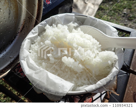 在電飯煲裡煮的米飯 110934321