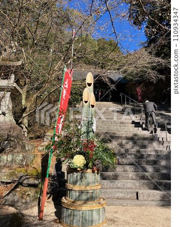 A large tree in the precincts of a shrine A large tree in the precincts of a shrine 110934347